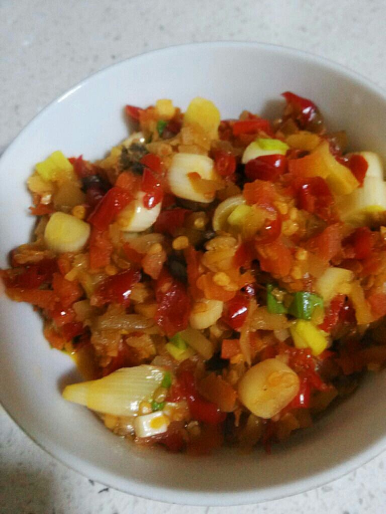葱葱儿鲫鱼,泡椒,泡姜,大葱,老姜,大蒜剁碎待炒