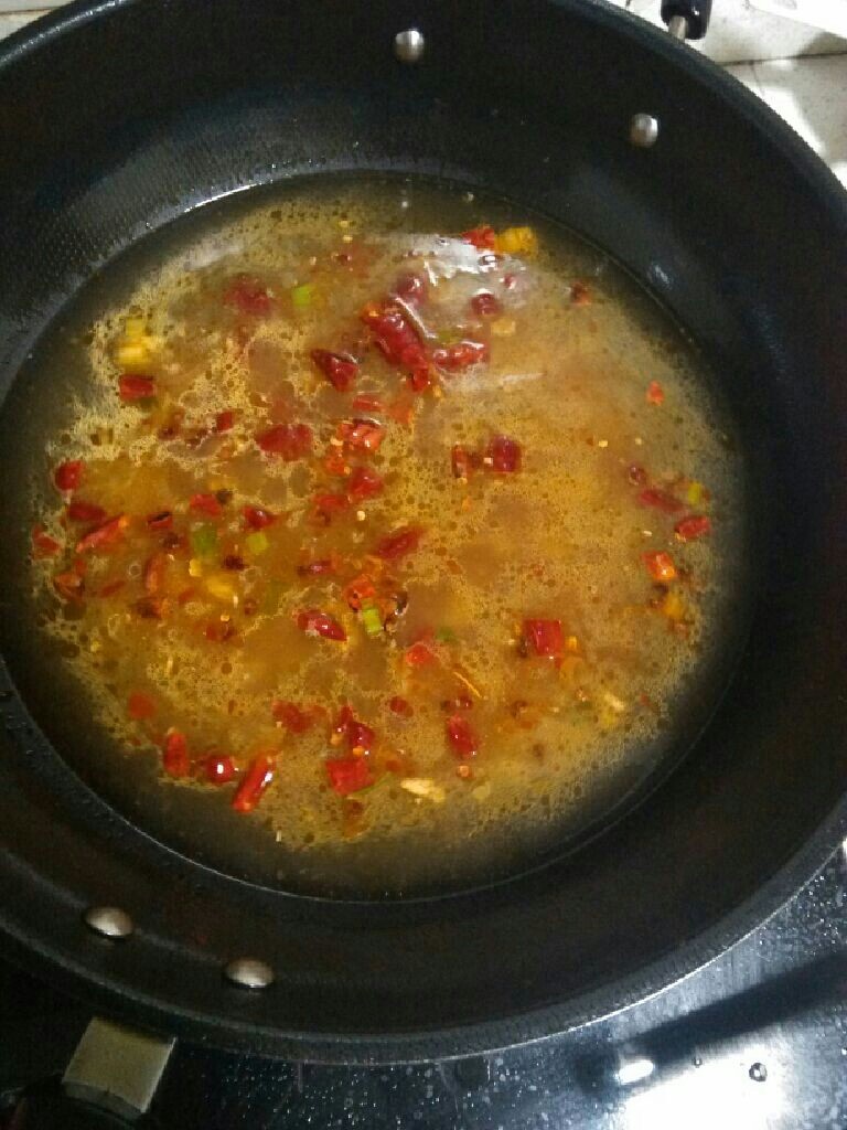 葱葱儿鲫鱼,加少量油炒香佐料,加开水熬