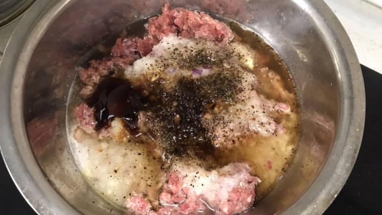 牛肉锅贴,稍微冷却一下;
