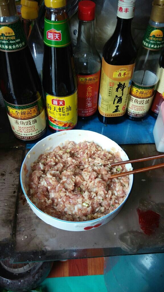 红烧狮子头,肉馅放入碗内，加入盐、<a style='color:red;display:inline-block;' href='/shicai/ 894'>黄酒</a>、<a style='color:red;display:inline-block;' href='/shicai/ 788'>生抽</a>、<a style='color:red;display:inline-block;' href='/shicai/ 720'>胡椒粉</a>、切碎的<a style='color:red;display:inline-block;' href='/shicai/ 30'>莲藕</a>搅拌均匀。