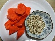 芥菜龙骨汤,<a style='color:red;display:inline-block;' href='/shicai/ 25'>胡萝卜</a>和<a style='color:red;display:inline-block;' href='/shicai/ 132'>芥菜</a>去皮后切块