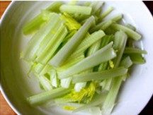 百合西芹拌,芹菜撕去老经脉，择成段