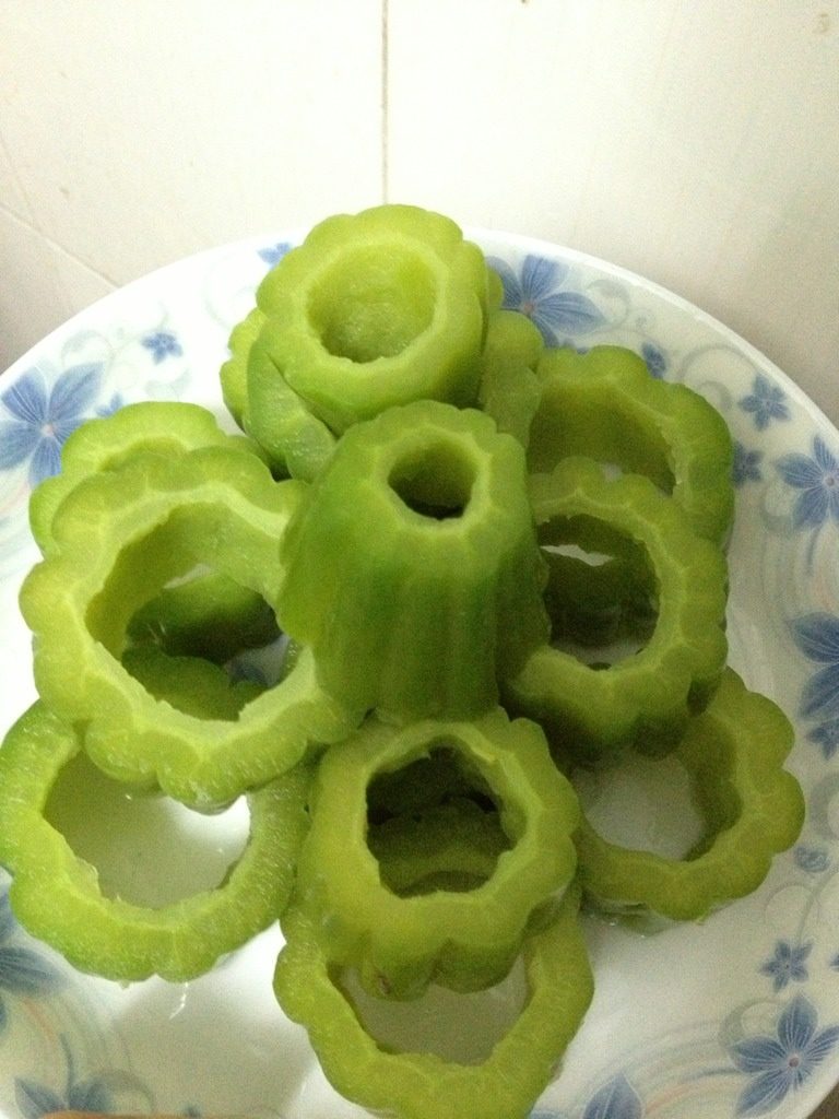 客家酿苦瓜,先将苦瓜切段，里头的瓜仔和瓜壁的白色隔膜去除干净，然后用温水静泡半小时，装盘待用