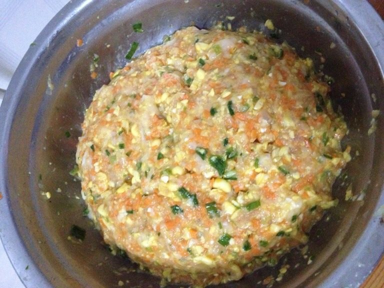 客家酿苦瓜,将猪肉剁成肉馅，最后与葱花一块剁，放生粉，盐油，鸡精拌匀