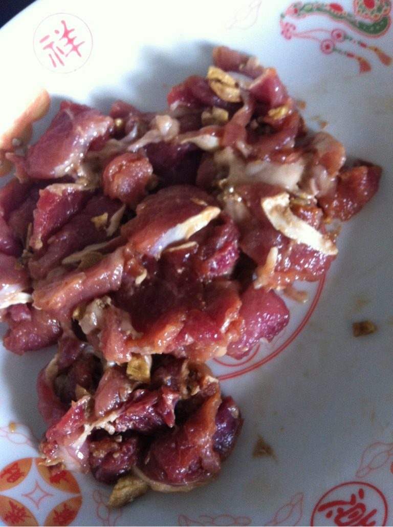 豆芽瘦肉汤,<a style='color:red;display:inline-block;' href='/shicai/ 429'>瘦肉</a>切片，加入酱油，味精，盐巴，<a style='color:red;display:inline-block;' href='/shicai/ 37'>姜</a>腌制五分钟