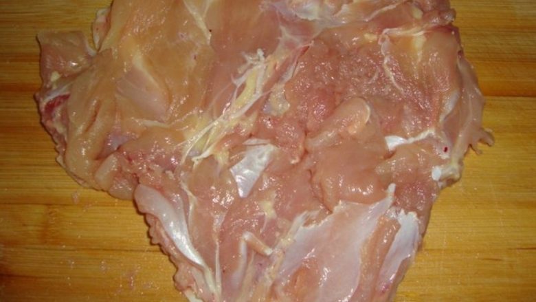 哥伦布鸡肉卷,鸡腿剔骨,撕去皮,在肉厚的地方片一刀,铺平