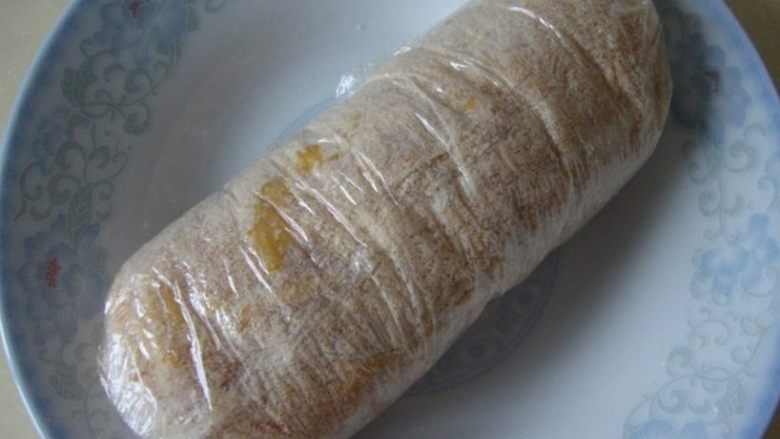哥伦布鸡肉卷,依次蘸生粉、蛋液、面包渣,再用保鲜膜卷一下继续定型
