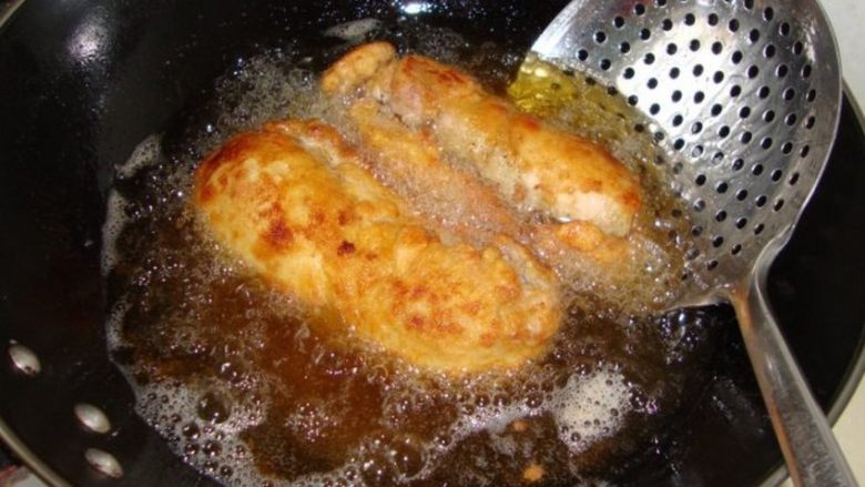 哥伦布鸡肉卷,油温180度,炸5-6分钟至完全成熟