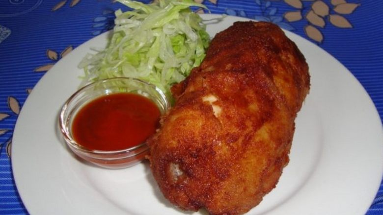 哥伦布鸡肉卷,西生菜球切丝做配菜,泰国辣酱做蘸酱