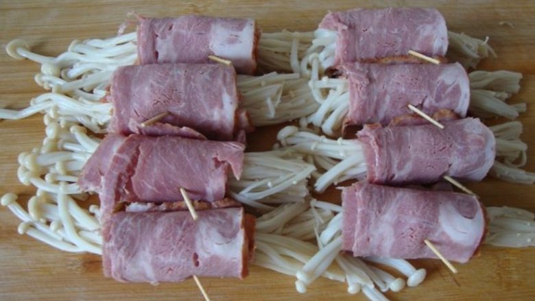 金针菇培根卷,用<a style='color:red;display:inline-block;' href='/shicai/ 443'>培根</a>卷起来，插入牙签固定