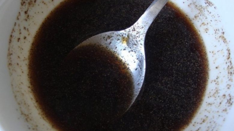 金针菇培根卷,<a style='color:red;display:inline-block;' href='/shicai/ 692'>酱油</a>、耗油、盐、<a style='color:red;display:inline-block;' href='/shicai/ 10588'>糖</a>、<a style='color:red;display:inline-block;' href='/shicai/ 134340'>黑胡椒粉</a>加少许水调成汁备用