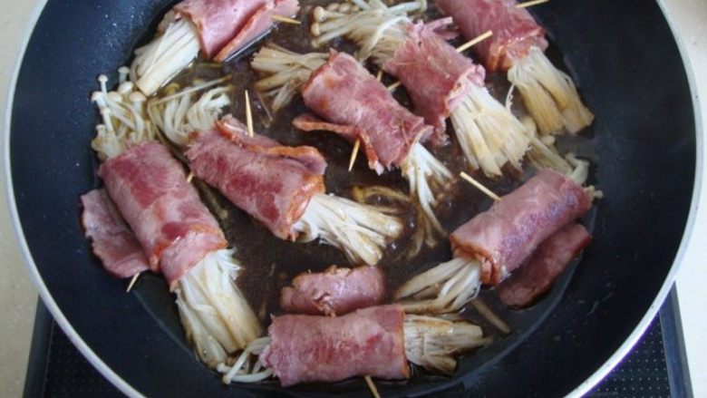 金针菇培根卷,倒入调好的料汁，烧制入味