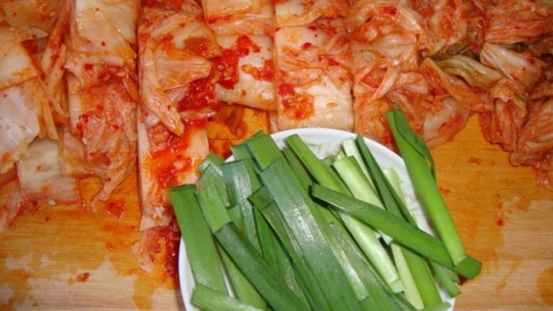 辣白菜炒肥牛,<a style='color:red;display:inline-block;' href='/shicai/ 2863'>辣白菜</a>、<a style='color:red;display:inline-block;' href='/shicai/ 116'>韭菜</a>改刀