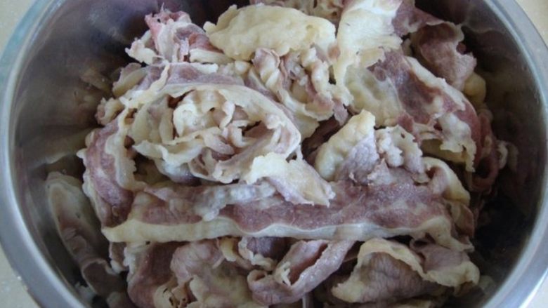 辣白菜炒肥牛,<a style='color:red;display:inline-block;' href='/shicai/ 226'>肥牛</a>焯水至八成熟