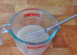 培根土豆披萨,披萨饼皮的制作:用温水融化酵母粉,搅拌均匀,鸡蛋打散备用