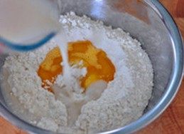 培根土豆披萨,依次加入鸡蛋、橄榄油和酵母粉水,和成面团