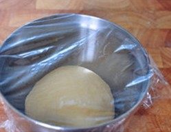 培根土豆披萨,放进抹了一层橄榄油的大碗中,盖上保鲜膜,室温发酵30分钟