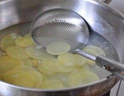培根土豆披萨,馅料的制作:新鲜土豆削皮切成薄片,入加了少许盐的沸水中汆烫至水再次沸腾