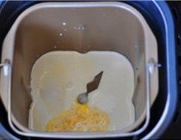 猴子面包,面包机内桶依次加入全部汤种、牛奶180g,细砂糖30g,盐5g