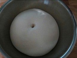 猴子面包,发酵至2倍至2.5倍,戳一个小洞,小洞不回缩、面团不塌陷,发酵程度正好