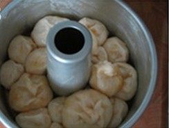 猴子面包,放进模具中,盖上保鲜膜最后发酵至2倍到2.5倍
