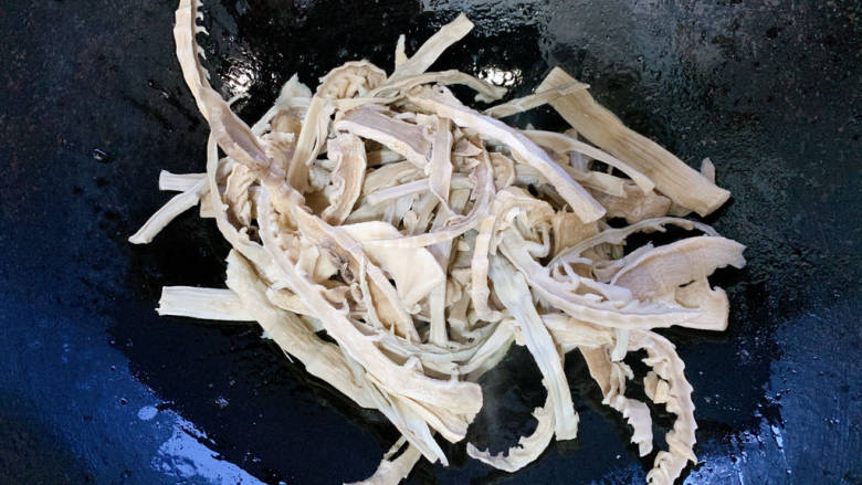 牛肉炒笋片,加入泡发好的笋干片,进行翻炒