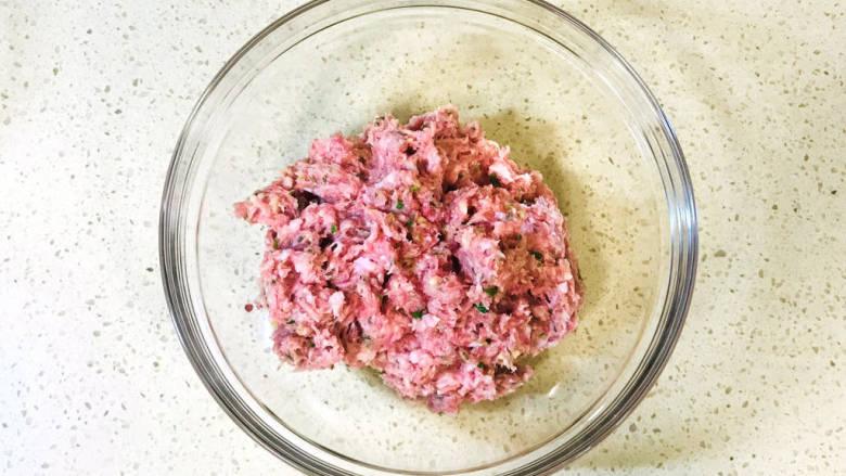 杂粮包子,启动绞肉档,搅拌成肉糜,倒入搅拌碗里