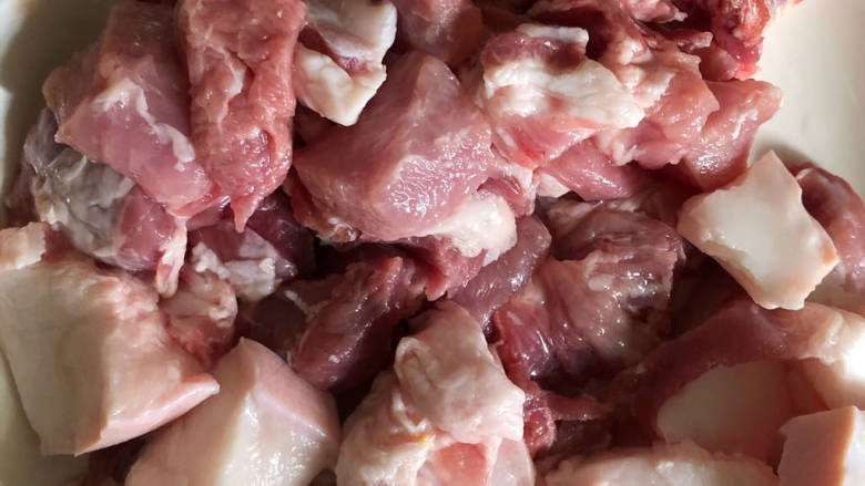 红烧猪肉炒香干,瘦肉和肥肉分开,肥肉要先下锅煎