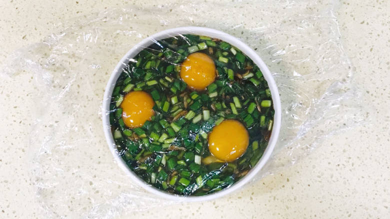 酱卧鸡蛋,稍微搅拌一下,盖上保鲜膜