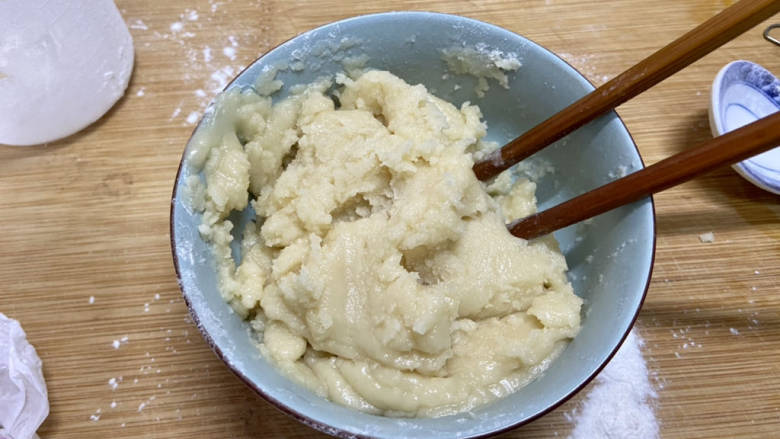 糖酥饼,制作油酥:面粉100克加入60克食用油,搅拌均匀成油酥