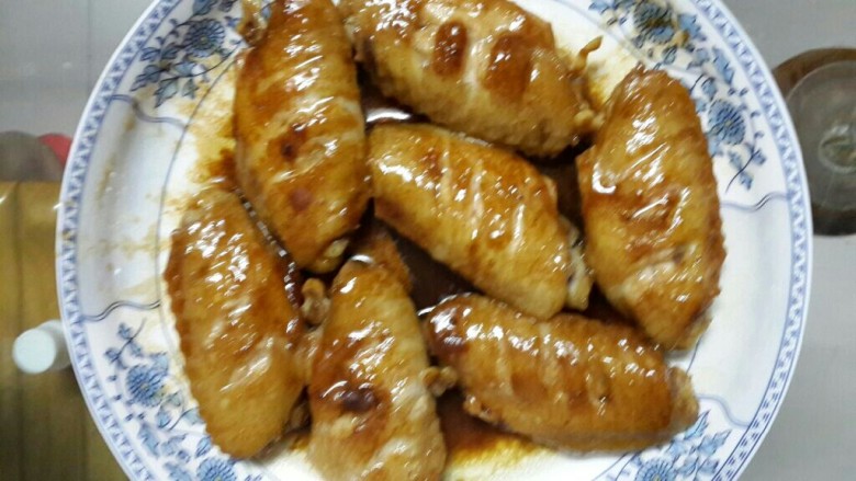 蚝油鸡中翅,加入放姜翻炒鸡翅