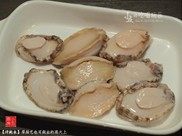 烤鲍鱼,鲍鱼去除内脏等,取出鲍鱼肉刷洗干净,鲍鱼壳也洗净待用