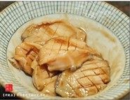 烤鲍鱼,在鲍鱼表面打花,加入蚝油用手抓匀,腌制10分钟