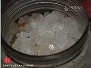 青梅汁,加入与梅子等量的冰糖,盖上盖子,静待冰糖融化