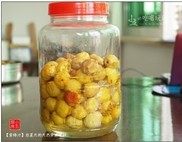 青梅汁,等冰糖融化时,每天摇晃一下瓶子,让每一颗青梅都能沾上糖汁