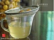 青梅汁,冰糖完全融化时,将青梅汁滤出