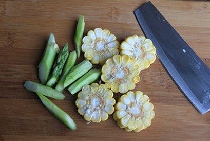 油醋汁核桃蔬果沙拉,<a style='color:red;display:inline-block;' href='/shicai/ 5056'>核桃仁</a>提前烤熟，<a style='color:red;display:inline-block;' href='/shicai/ 500'>玉米</a>切成厚片，<a style='color:red;display:inline-block;' href='/shicai/ 122'>芦笋</a>去老皮切成段备用