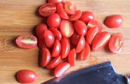 油醋汁核桃蔬果沙拉,<a style='color:red;display:inline-block;' href='/shicai/ 626'>橙子</a>去皮，切片；小蕃茄对半切开