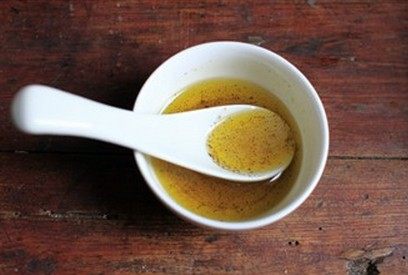 油醋汁核桃蔬果沙拉,将<a style='color:red;display:inline-block;' href='/shicai/ 851'>橄榄油</a>、醋、盐、<a style='color:red;display:inline-block;' href='/shicai/ 865'>蜂蜜</a>、<a style='color:red;display:inline-block;' href='/shicai/ 134340'>黑胡椒粉</a>、柠檬调成油醋汁