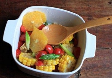 油醋汁核桃蔬果沙拉,所有的主料倒在沙拉碗中，加入油醋汁拌匀，即可