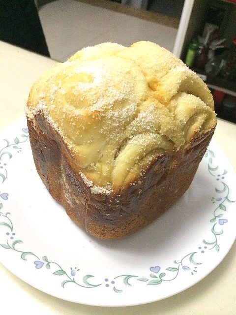 椰蓉吐司,烤好后取出就完成啦~可以包上保鲜膜保湿,第二天早上当早餐