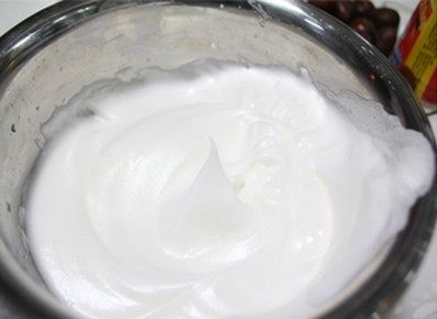 百香果戚风蛋糕,蛋白分3次加入细砂糖,打成干性发泡程度