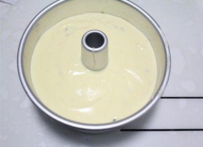 百香果戚风蛋糕,放入模具,用力震几下,震出大气泡