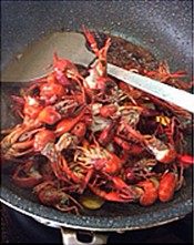 麻辣小龙虾,倒入处理过的小龙虾翻炒