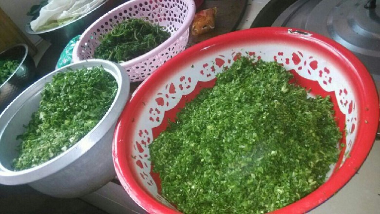 舍饭又名忆苦思甜饭,把菜洗净,拔把苦菜和荠菜用手把里面的水分戳出来,拧干待用,烧一锅水待水开后把油菜青菜拿到水里过一下水,待变色后取出,,把准备得所有菜叶子及野葱切成末待用,并去菜末里除水,豆腐切成一小颗小颗的,烧油讲将豆腐炸至金黄捞出待用把腊肉洗净煮好,切成一小颗待用。