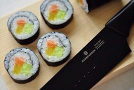 三文鱼寿司 ,利刀沾水后,以拉锯方式切割出等宽的寿司