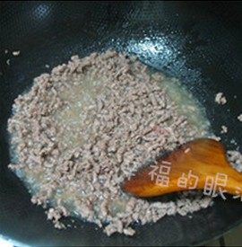 蘑菇肉酱,将锅烧热以后,锅中放入适量的色拉油,放入牛肉馅,炒至没有水份