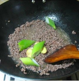 蘑菇肉酱,放入切大块的葱姜,炝锅,放入适量的料酒去腥,然后取出葱姜