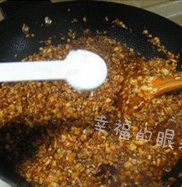 蘑菇肉酱,放入一个桂皮、两个八角,少许盐调味