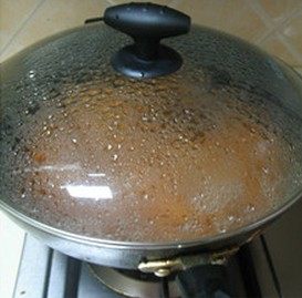 蘑菇肉酱,放入适量清水,水开后盖上盖子小火焖1小时